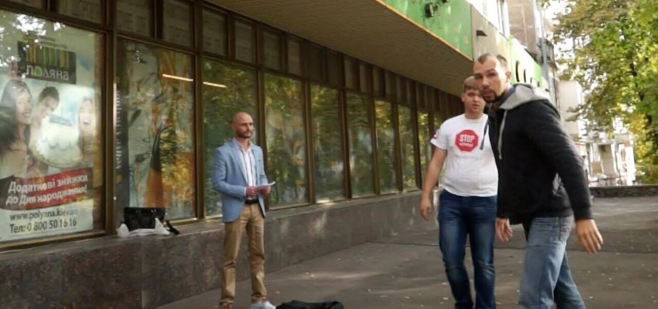У столиці працівник ''Поляни'' напав на активістів під час мирної акції