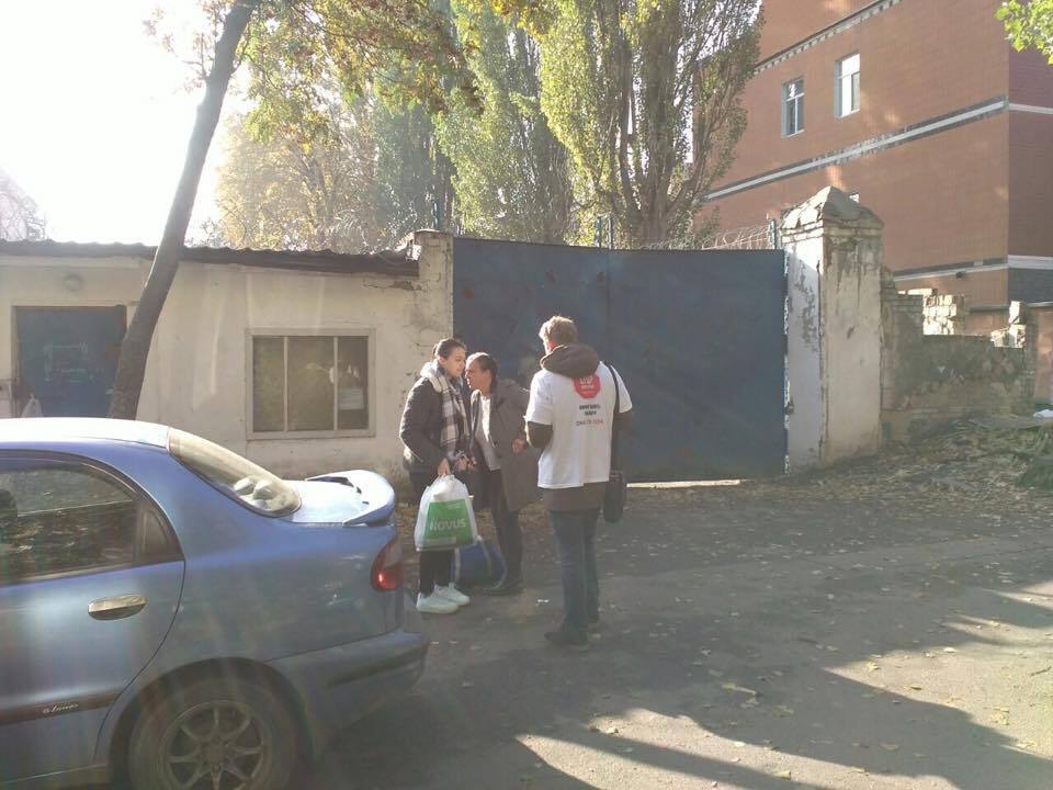 Активісти ''Стоп корупції'' поширювали листівки біля Лук'янівського СІЗО