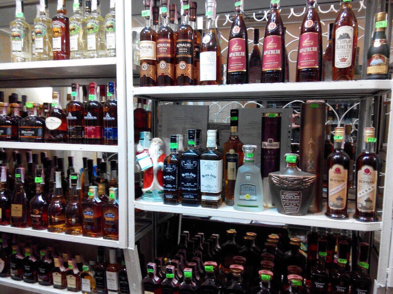 На Донеччині вилучили понад 2 тис літрів контрафактного алкоголю