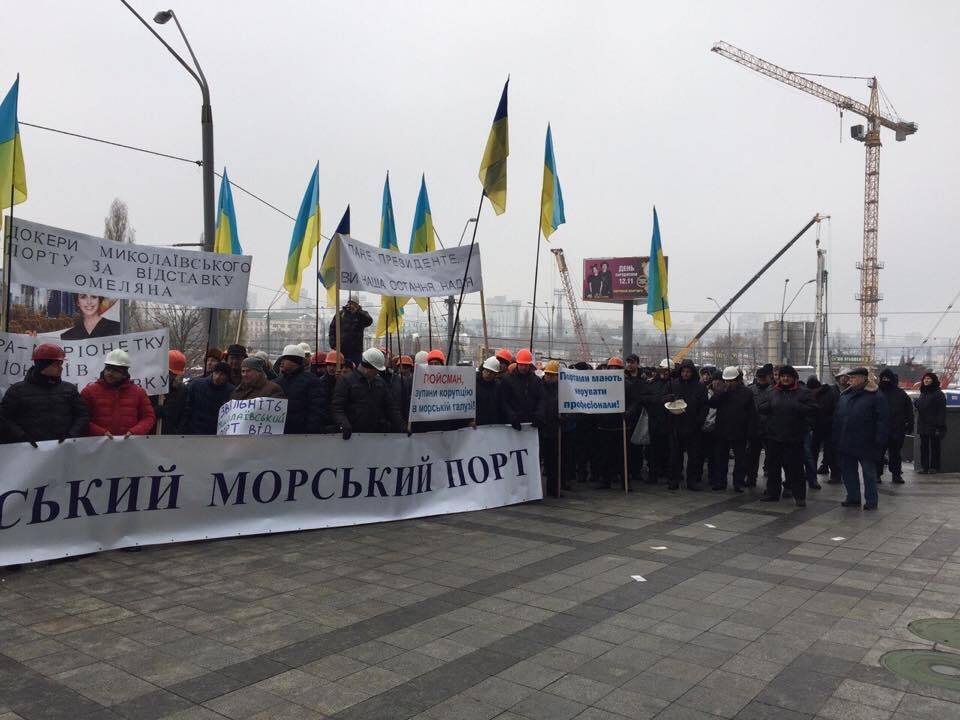 Працівники Миколаївського порту передали міністру інфраструктури ''якір корупції''