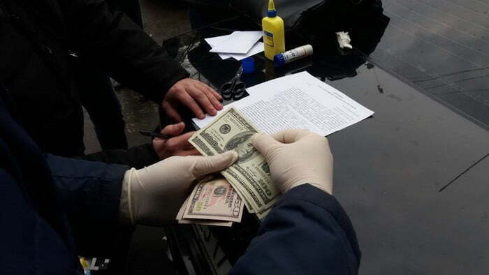 На Львівщині працівник виконавчої служби вимагав 800 дол хабара
