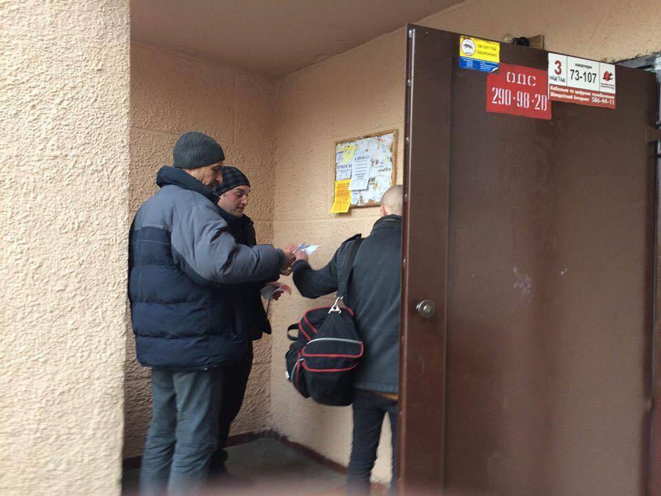 У Дарницькому районі роздавали листівки із закликами боротись проти нелегального бізнесу