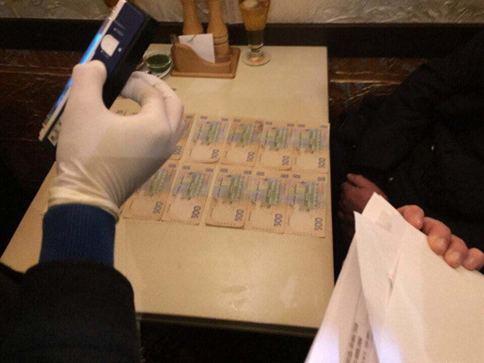 Посадовця комунального підприємства спіймали на хабарі у понад 10 тис. грн в Одесі
