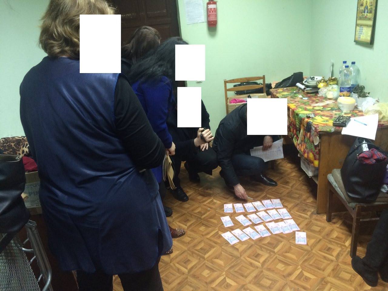 Співробітників служби міжнародних відправлень та Київської митниці спіймали на хабарництві