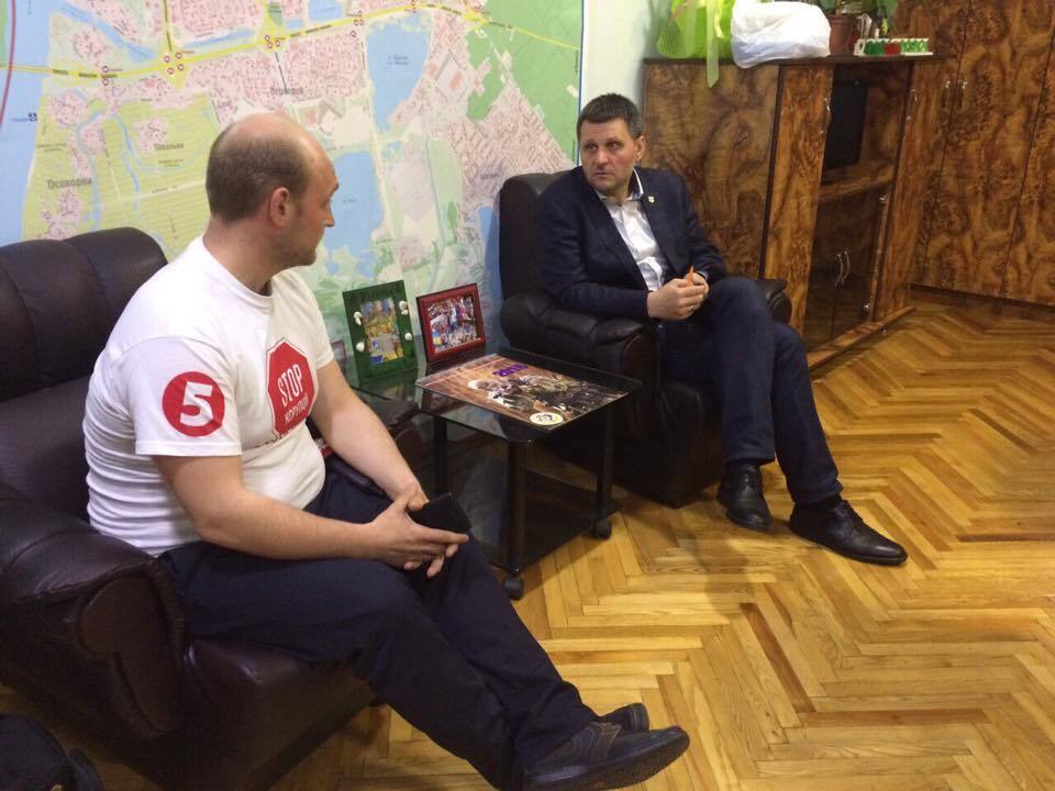 Після візиту активістів голова Дарницького району пообіцяв перевірити діяльність незаконного СТО