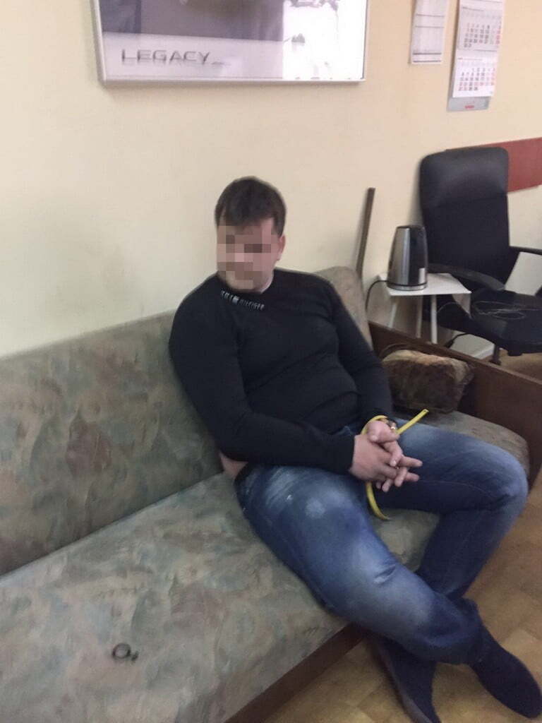 СБУ затримала на хабарі ще одного київського поліцейського