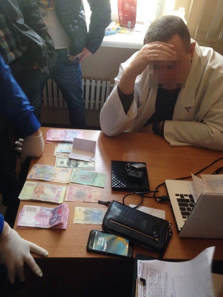 Харківський медик ''погорів'' на хабарі у 11,5 тисяч гривень за госпіталізацію