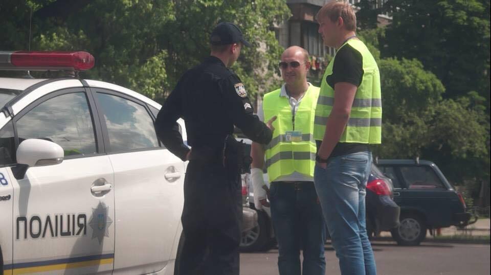 Активісти прикинулися паркувальниками та перевірили, як шахраї видурюють гроші з водіїв