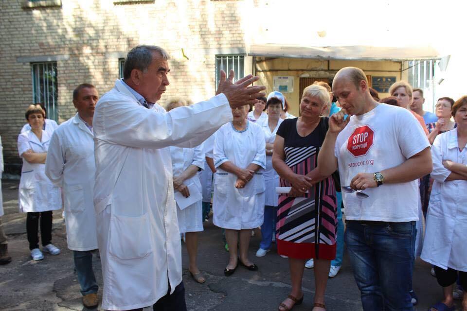 Активісти змусили директора Макарівської лікарні написати заяву на звільнення