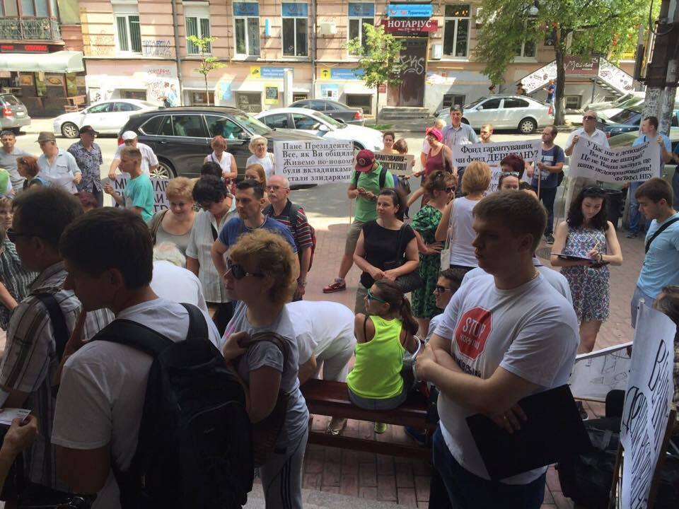 Активісти підтримали ошуканих вкладників комерційного банку