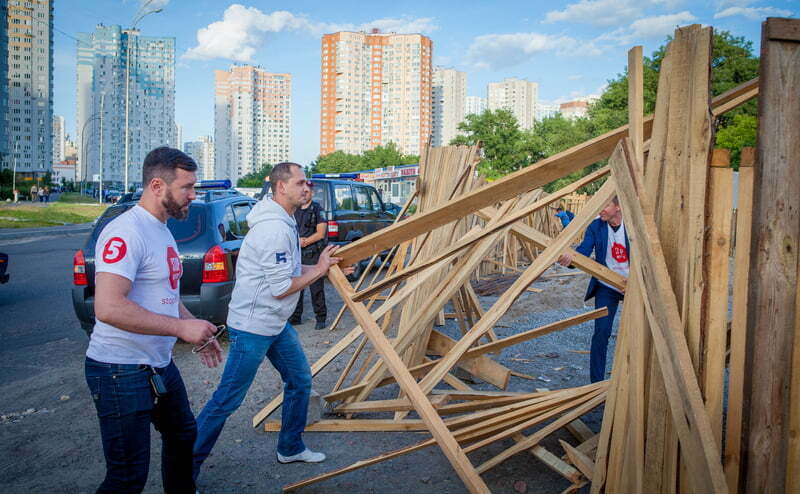 Активісти допомогли жителям Осокорків зупинити незаконне будівництво