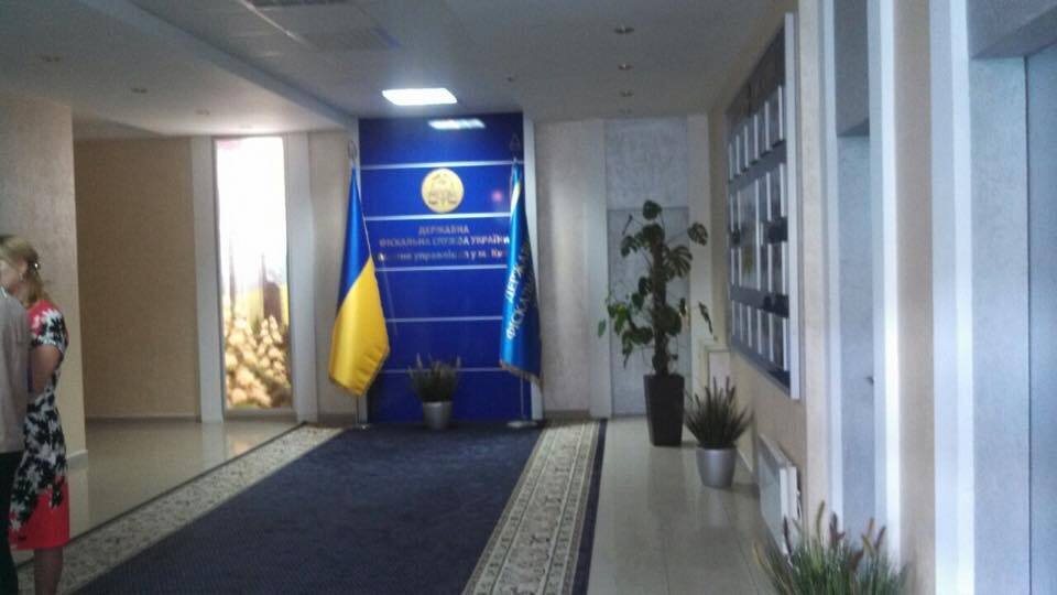На журналістів напали у податковій інспекції Києва
