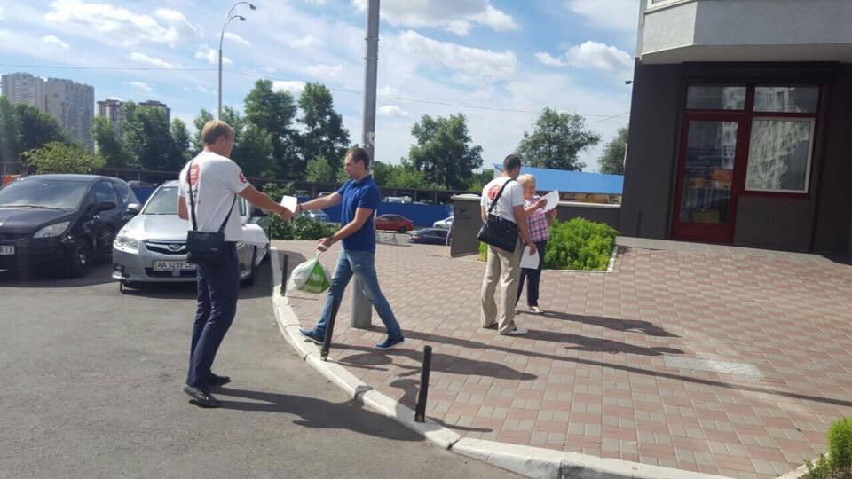 Активісти ''Стоп корупції'' розповіли жителям столичних Осокорків про ОСББ