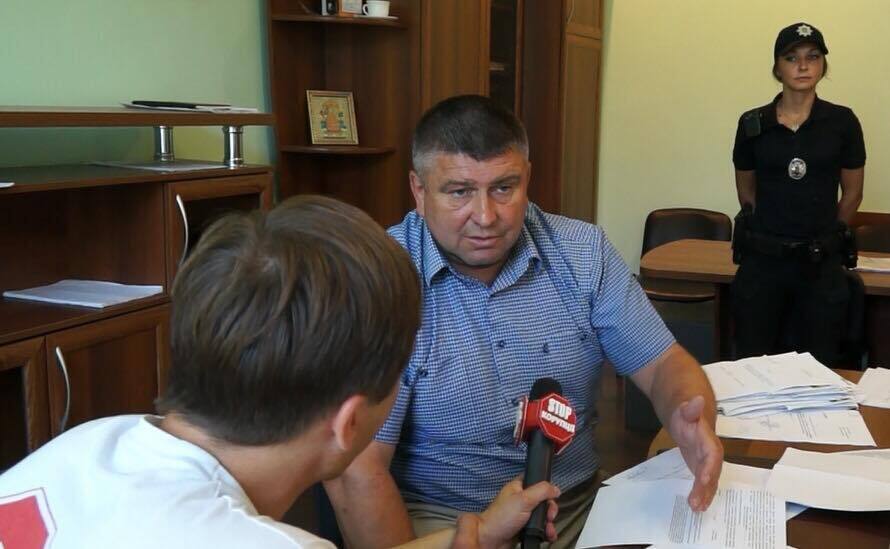 Керівник ДАБІ Івано-Франківська виштовхав оператора ''СтопКору'' зі свого кабінету