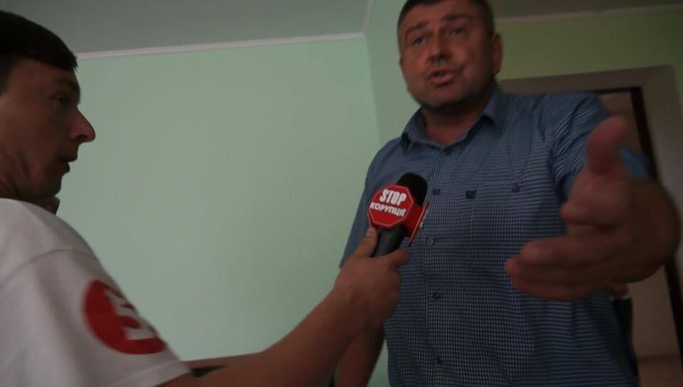 Керівник ДАБІ Івано-Франківська виштовхав оператора ''СтопКору'' зі свого кабінету
