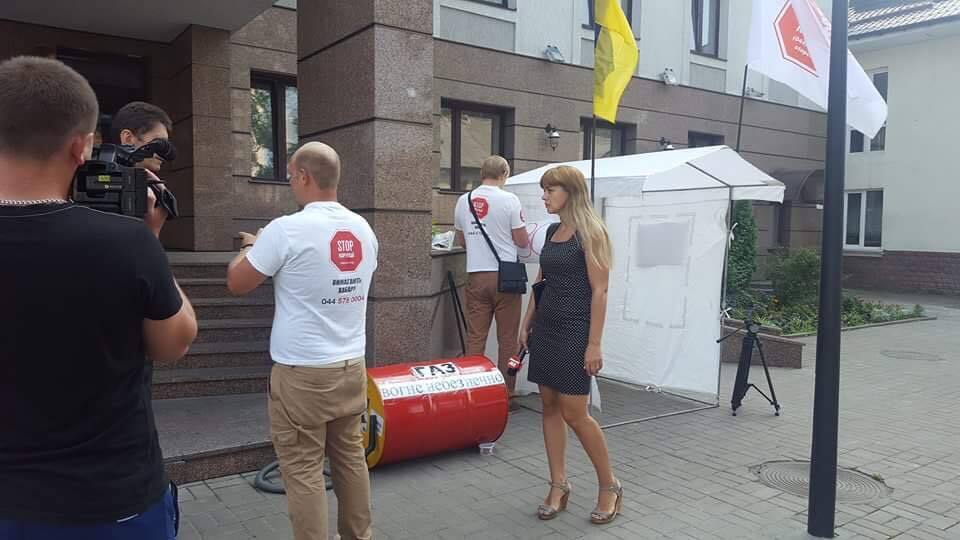 Активісти ''Стоп корупції'' відкрили газову заправку під офісом держпраці
