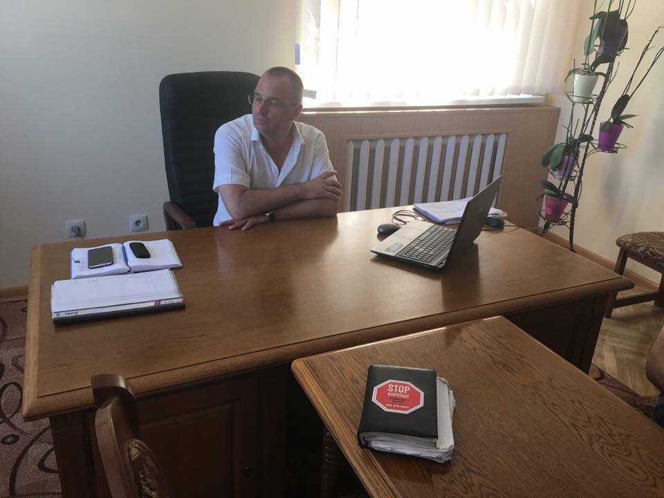 Чиновник намагався зняти активістів ''Стоп корупції'' на приховану камеру