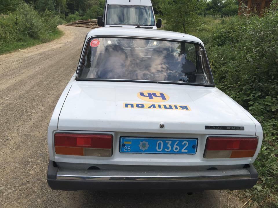 Активісти провели спецоперацію проти контрабанди лісу та цигарок у Чернівецькій області