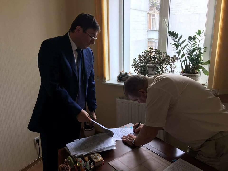 Генпрокурор Луценко вручив повідомлення про підозру судді Вищого госпсуду Віктору Швецю