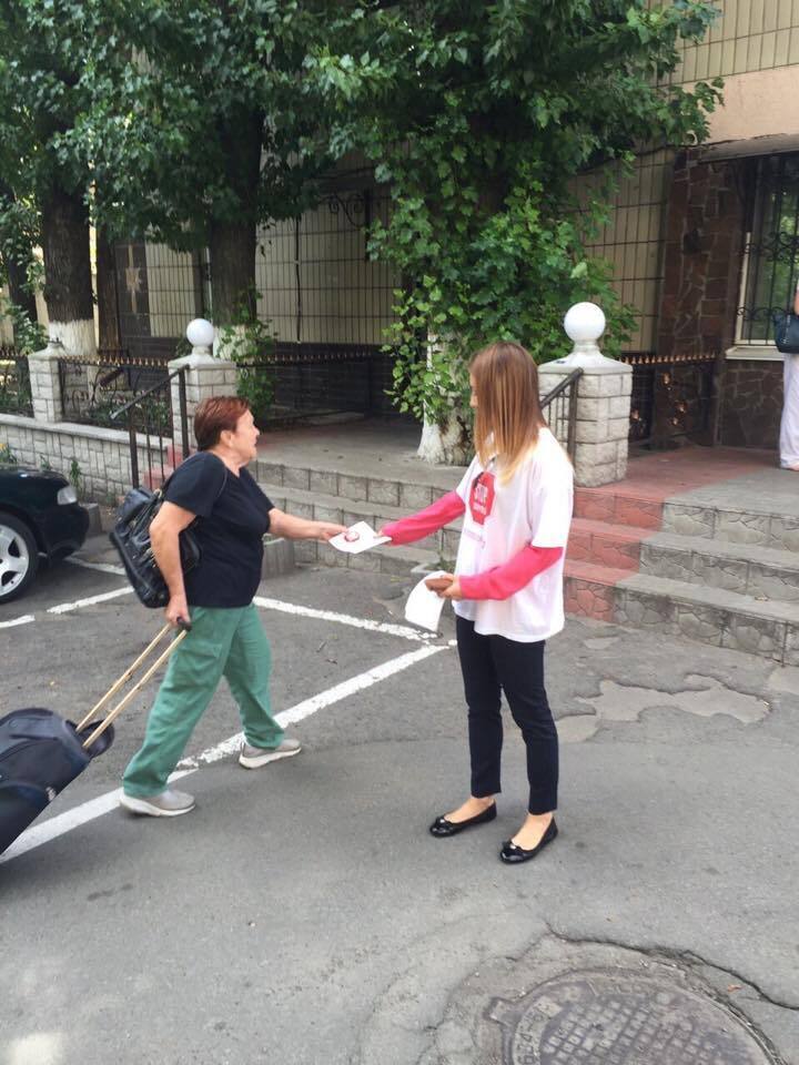 Активісти ''Стоп корупції'' поширювали листівки біля Лук'янівського СІЗО