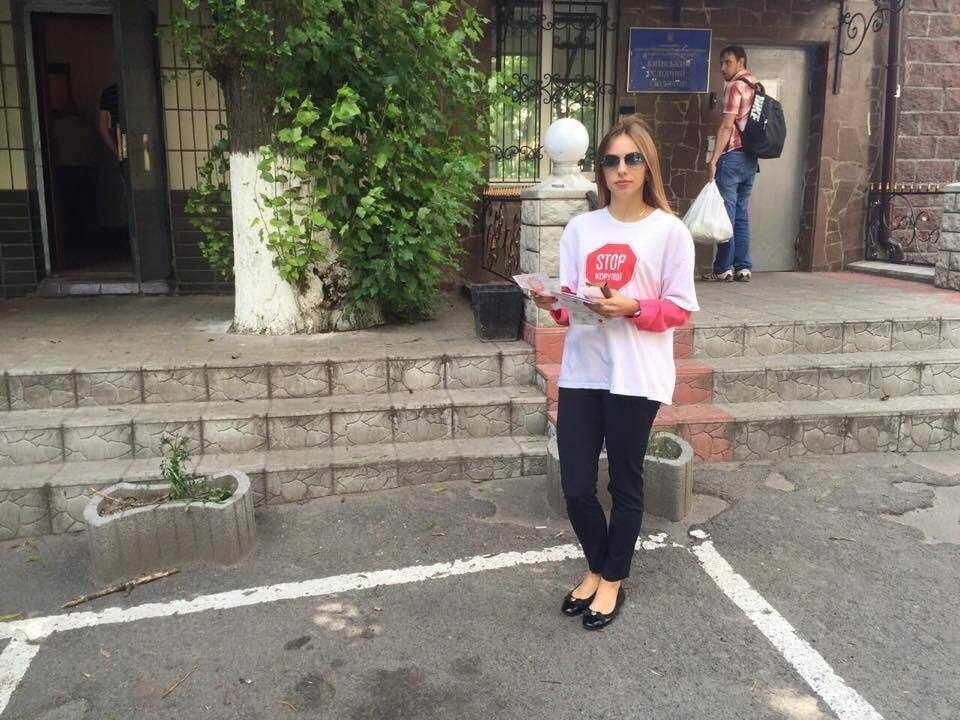 Активісти ''Стоп корупції'' поширювали листівки біля Лук'янівського СІЗО