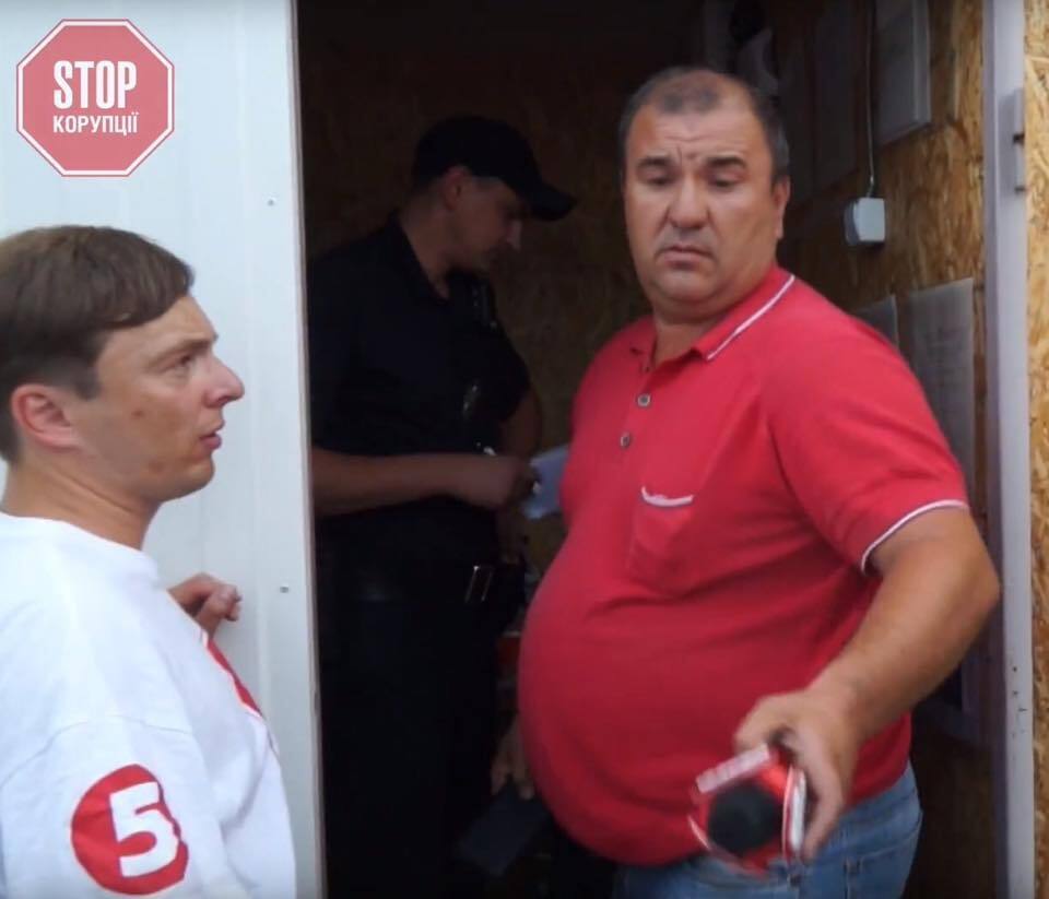 На журналіста ''СтопКору'' під час зйомок напав власник нелегальної заправки