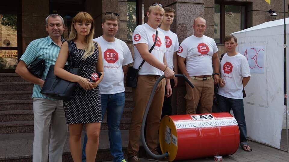 Активісти ''Стоп корупції'' відкрили газову заправку під офісом держпраці