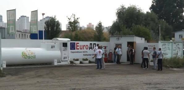 На журналіста ''СтопКору'' під час зйомок напав власник нелегальної заправки