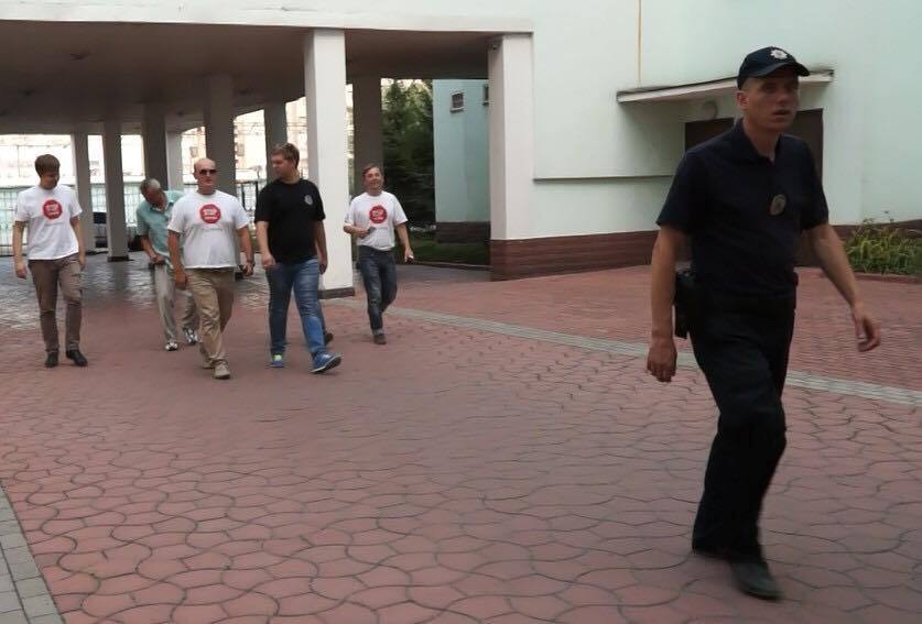 Журналісти ''СтопКору'' викрили у столиці низку заправок-нелегалів