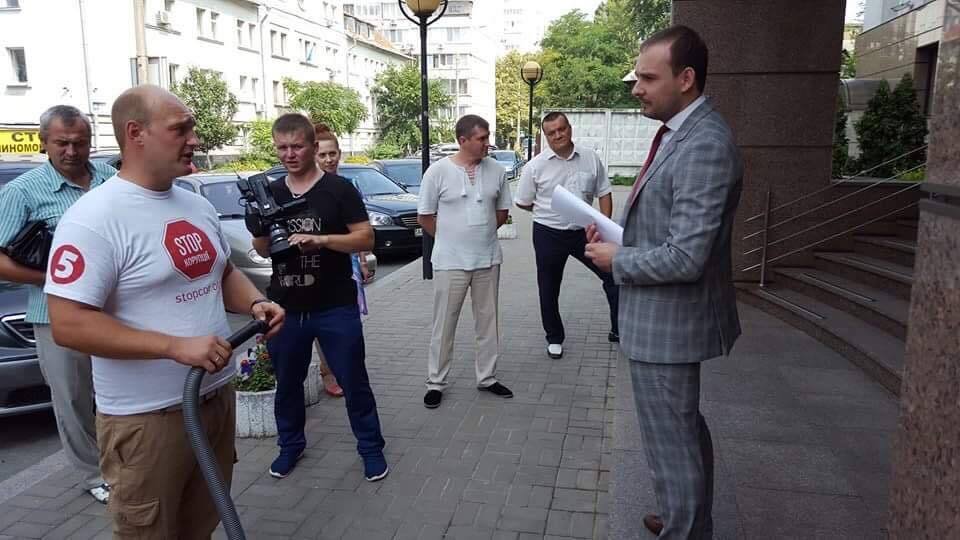 Активісти ''Стоп корупції'' відкрили газову заправку під офісом держпраці