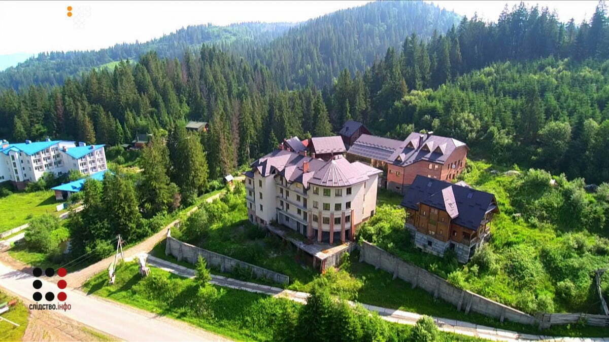 Колекція будинків ''сірого кардинала'': журналісти показали міні-королівство Віктора Медведчука