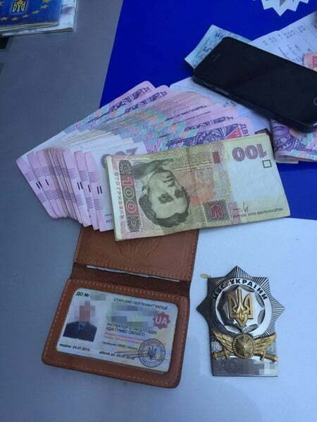 На Донеччині командир взводу патрульної поліції вимагав 8 тис. грн хабара