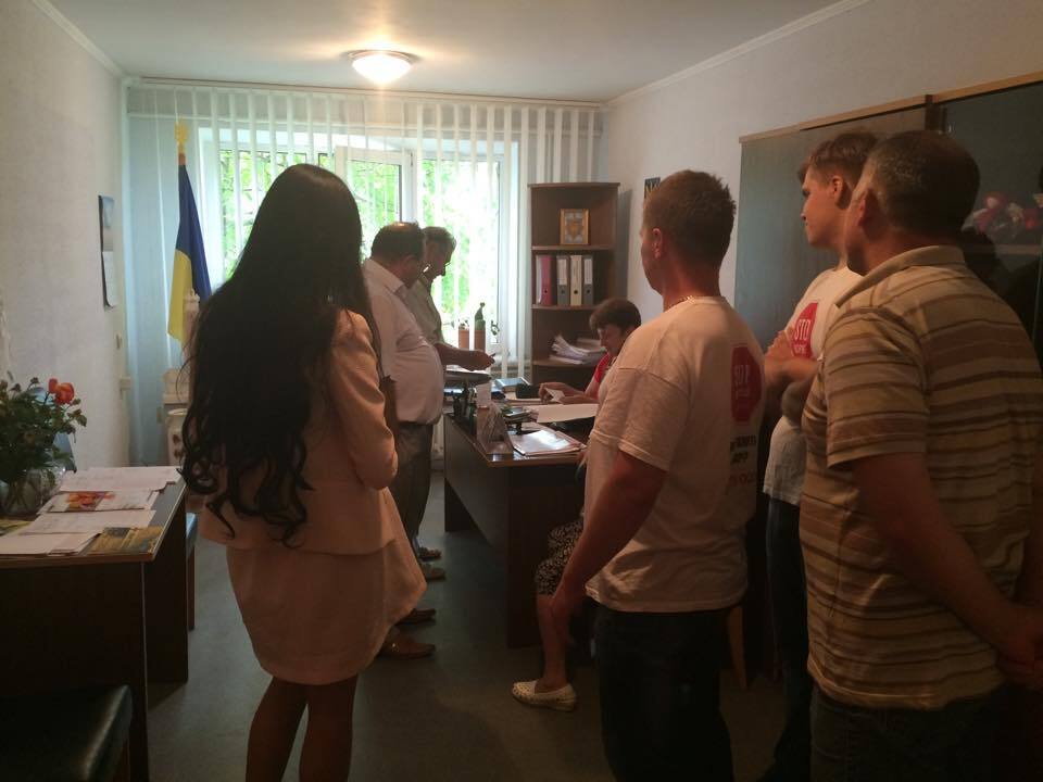 Юристи ''Стоп корупції'' допомагають жителям села на Київщині відстояти законне право на землю