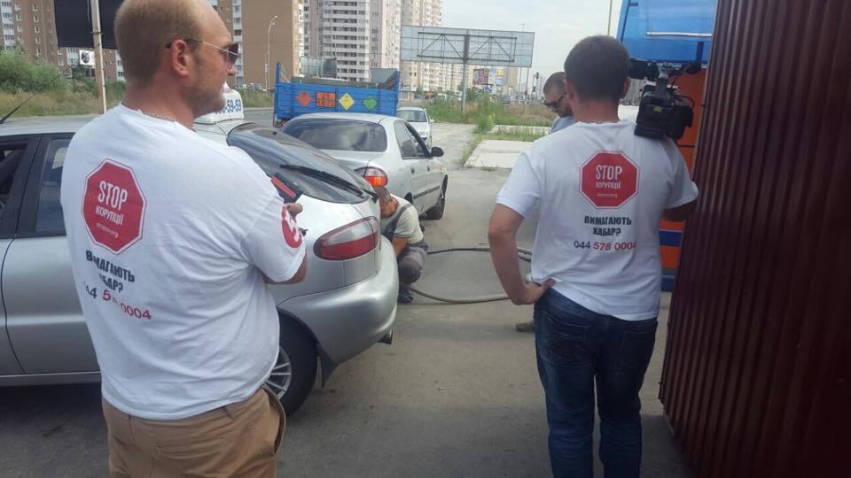 Активісти ''Стоп корупції'' викрили нелегальну газову заправку у Дарницькому районі столиці