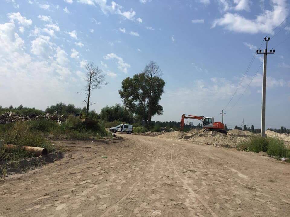 На Київщині активісти вкотре заблокували нелегальну точку з видобутку піску