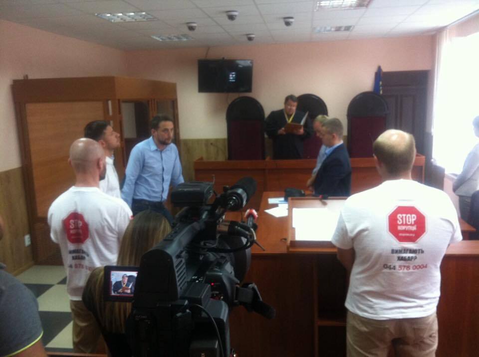 Суд залишив частину спецтехніки на незаконній точці з видобутку піску на Київщині