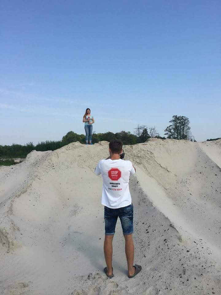На Київщині активісти вкотре заблокували нелегальну точку з видобутку піску