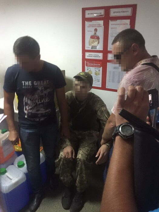 На Донеччині сержант поліції вимагав хабара у  військовослужбовця