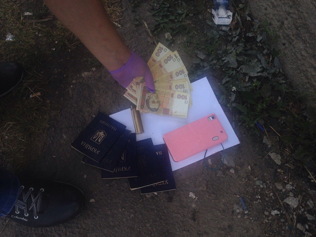 На Донеччині чиновниця оформляла українські паспорти мешканцям окупованих територій