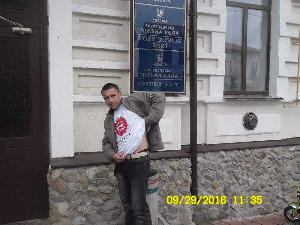 У Богуславі депутати міськради побили громадського активіста за спробу відзняти суперечку за землю