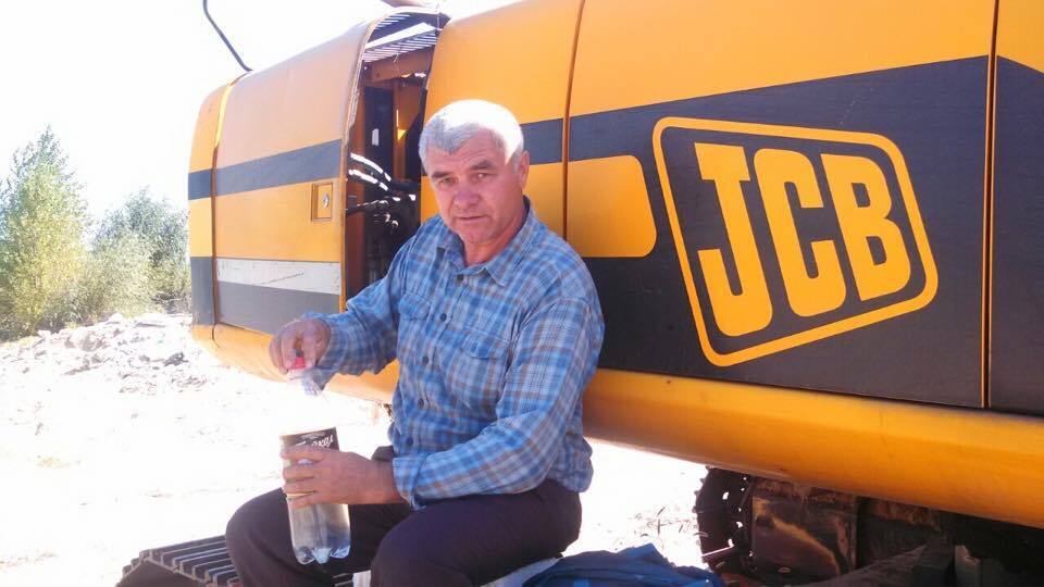 Машиніст, який нелегально вивозив пісок у Козині, намагався наїхати на активістів