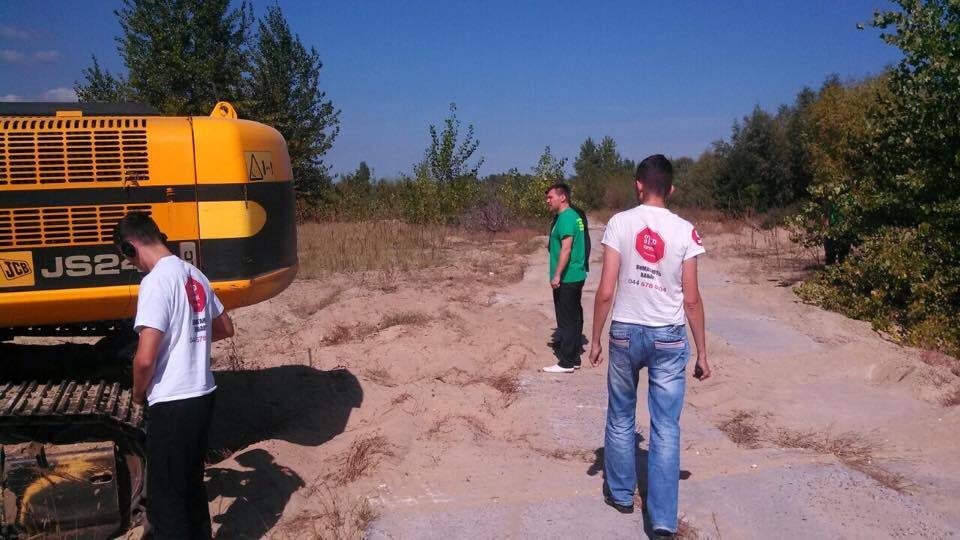 Машиніст, який нелегально вивозив пісок у Козині, намагався наїхати на активістів
