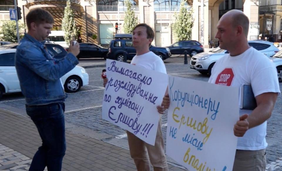 Активісти пікетували головне управління Нацполіції Києва через справи правоохоронців-корупціонерів