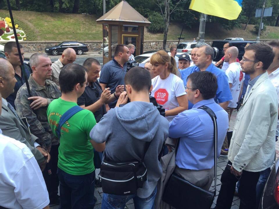 Під будинком уряду активісти провели акцію проти вирубки та контрабанди українського лісу