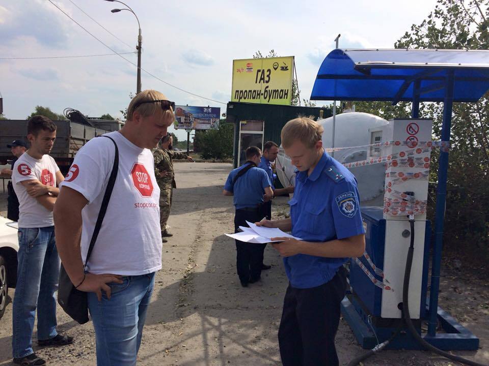 Активісти викрили незаконну газову заправку у Дарницькому районі столиці