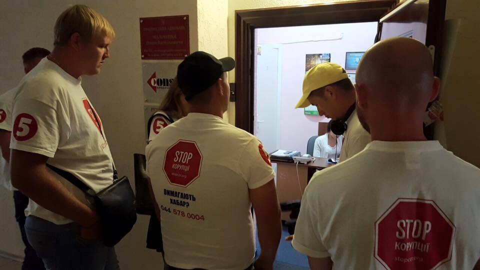 Команда ''Стоп корупції'' навідалася в офіс фірми, де побили журналіста Медяника
