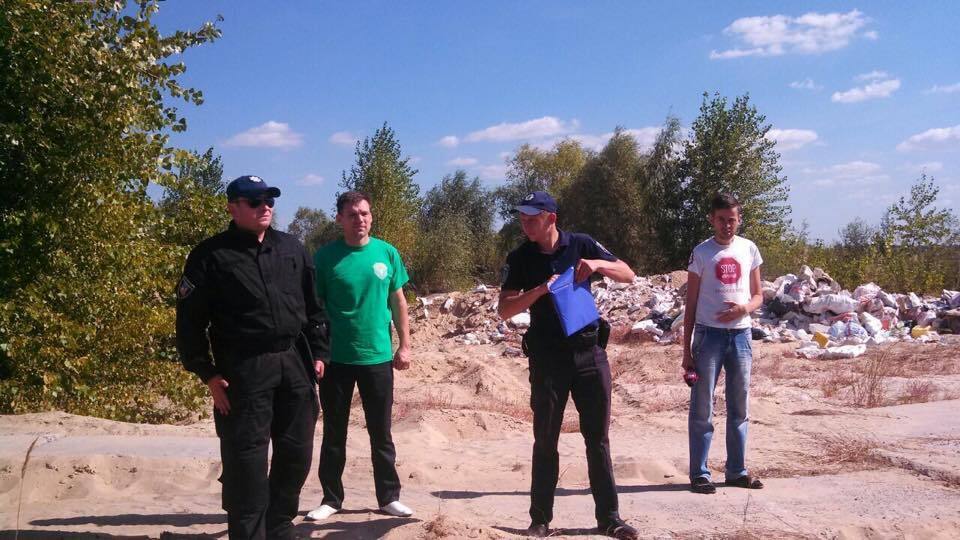 Машиніст, який нелегально вивозив пісок у Козині, намагався наїхати на активістів