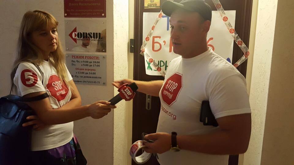 Команда ''Стоп корупції'' навідалася в офіс фірми, де побили журналіста Медяника