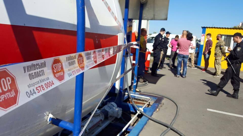 Активісти ''Стоп корупції'' перевірили газову заправку у Дарницькому районі столиці