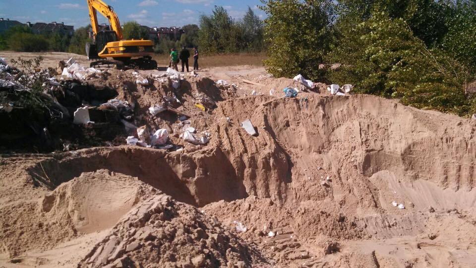 Машиніст, який нелегально вивозив пісок у Козині, намагався наїхати на активістів